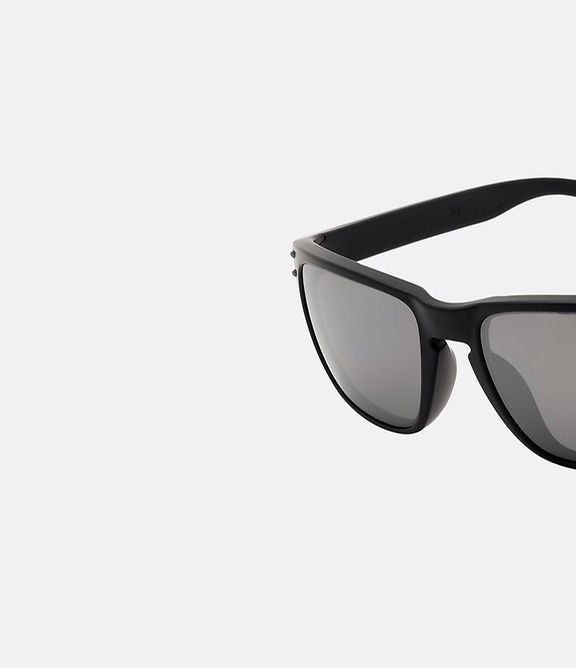 hero banner img- sunglasses oakley